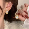 Boucle d&#39;Oreille avec Pierre Blanche