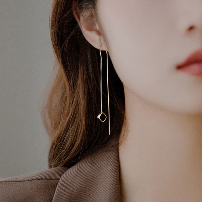 Boucle d'oreille chaine pendante avec carré noir