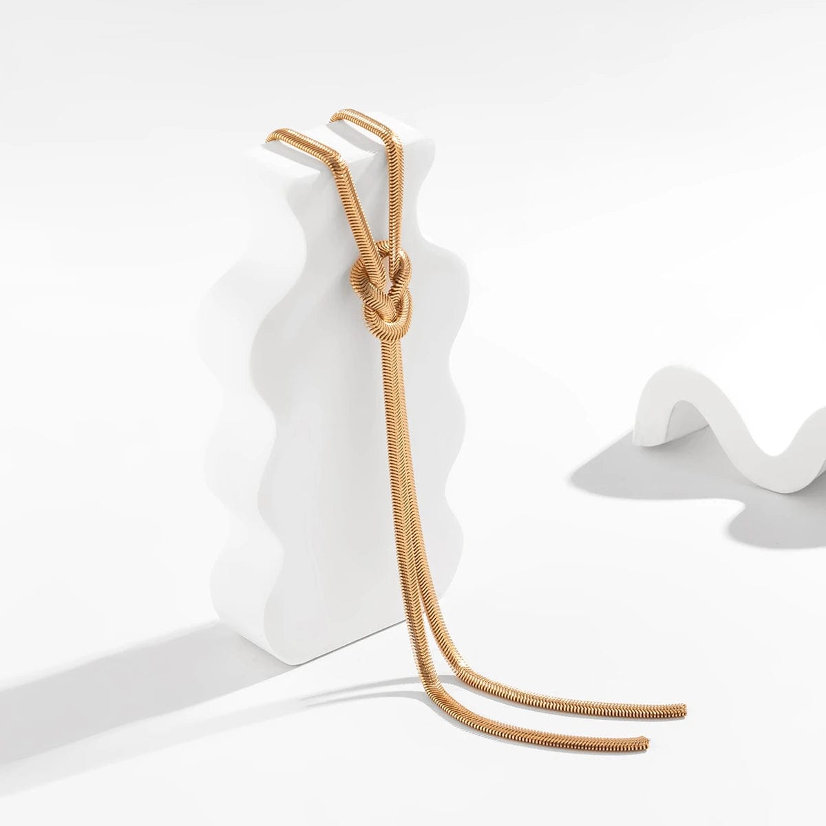 Collier plongeant noeud