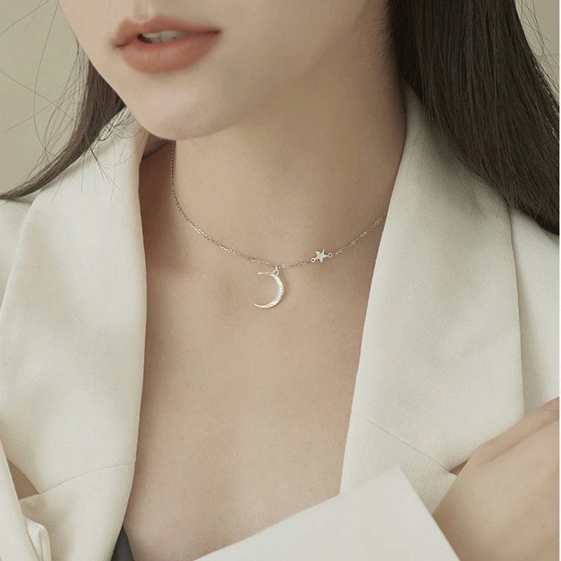 Collier ras de cou demi lune